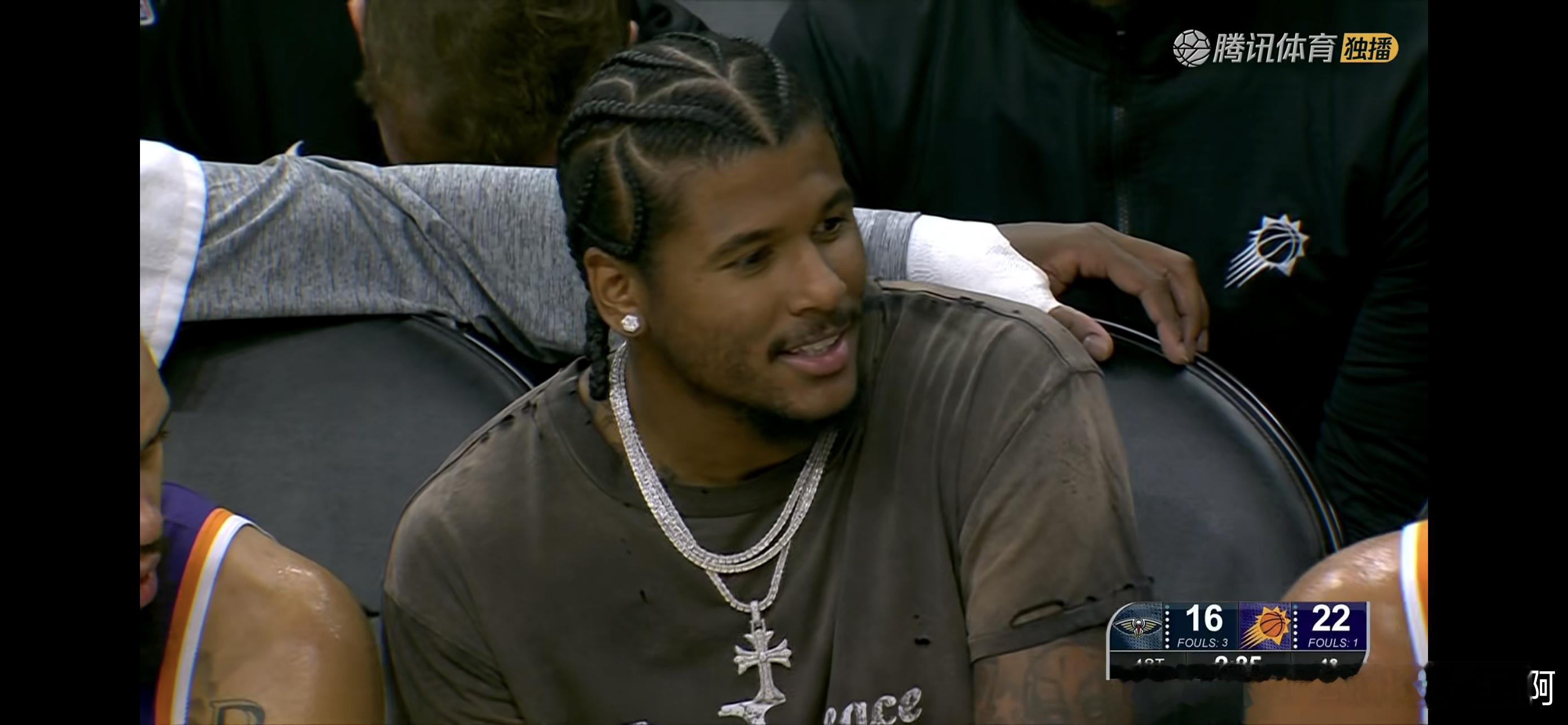 菲尼克斯太阳[超话]  杰伦格林今儿坐替补席观赛，看着问题不大，还是很开心的 ​