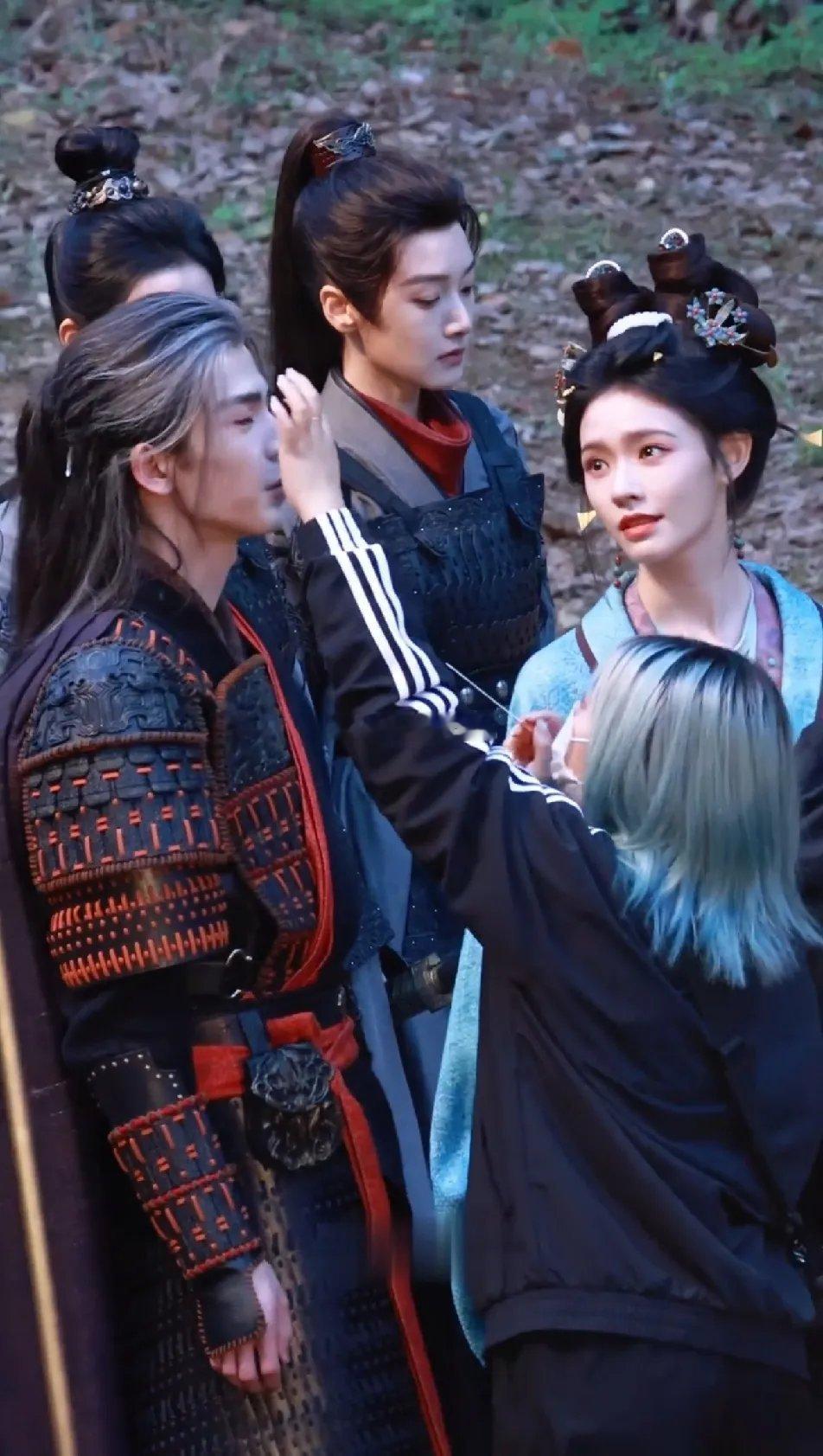 给张凌赫做造型的小姐姐有点惨，能感受到她拼命踮着脚尖吃力的帮张凌赫整理头发的辛苦
