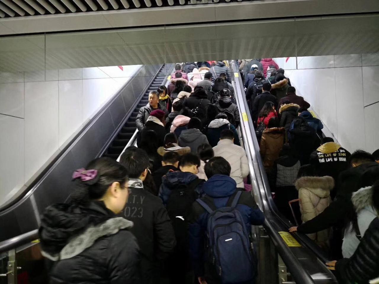 最近坐地铁的人明显多了，以前上下班还能找个空位，现在连扶手都得靠抢，车厢里挤得转