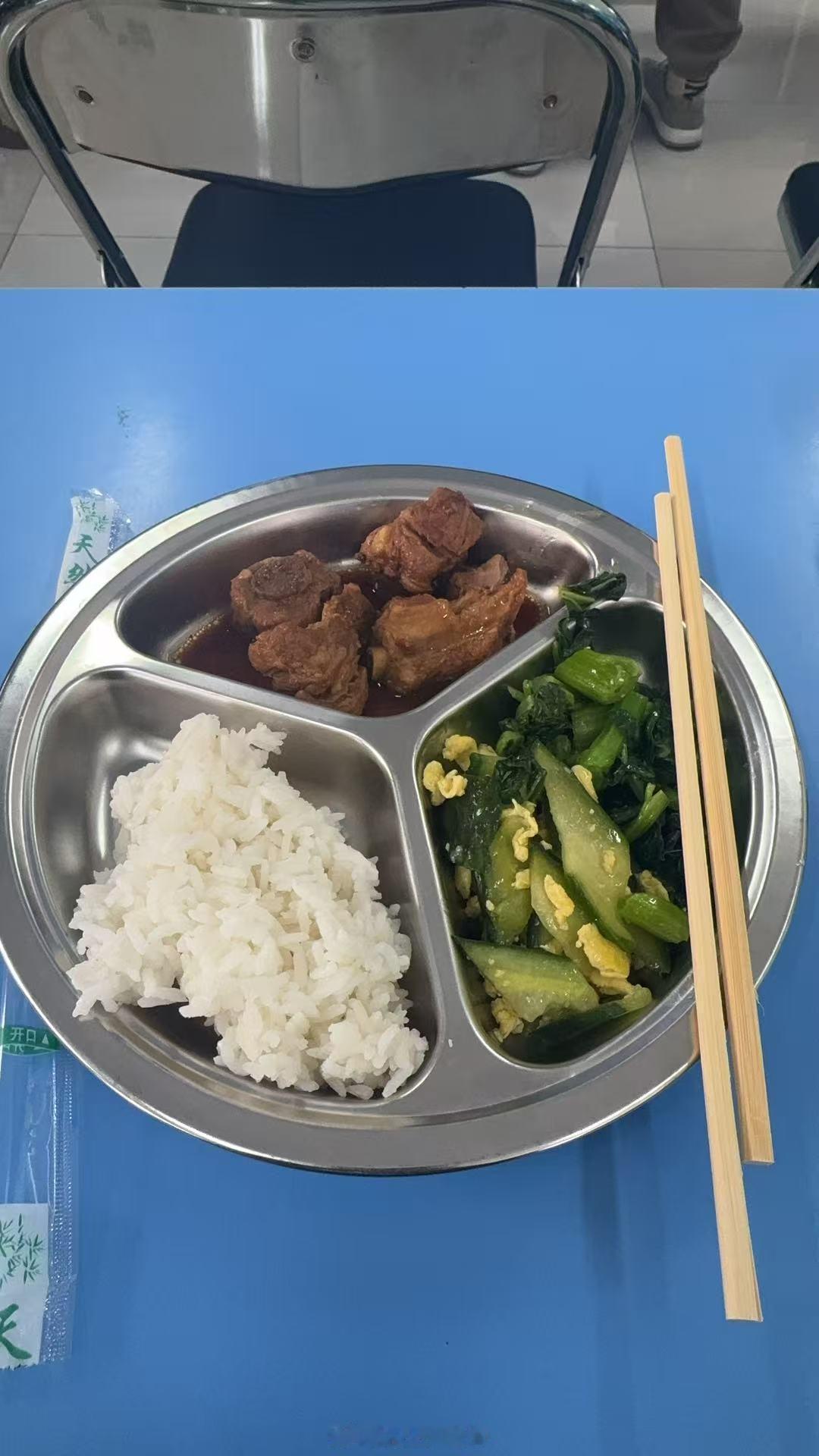 石头哥总说学校的饭不好吃，今天学校让家长来试试午餐怎么样