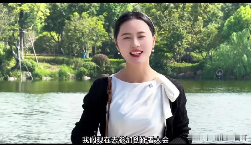 相宜这次去参加创作者大会，他前两天的相亲对象也去，这个男的能帮到相宜，在现场也给