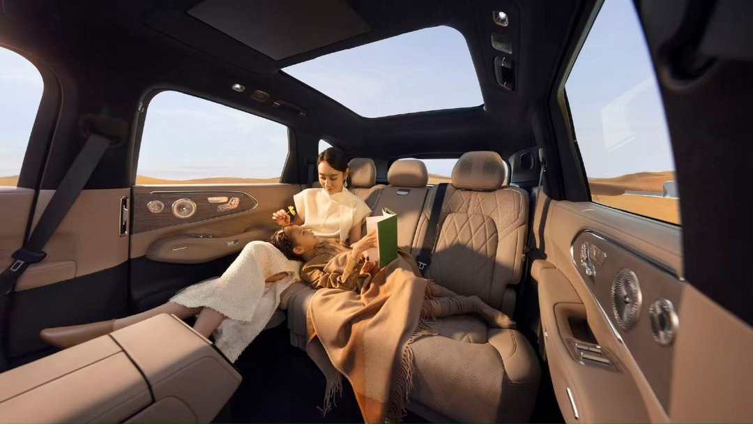 极氪8X 内饰从不是简单堆砌配置，而是把人性化做到细节里。当下很多新能源车为了极