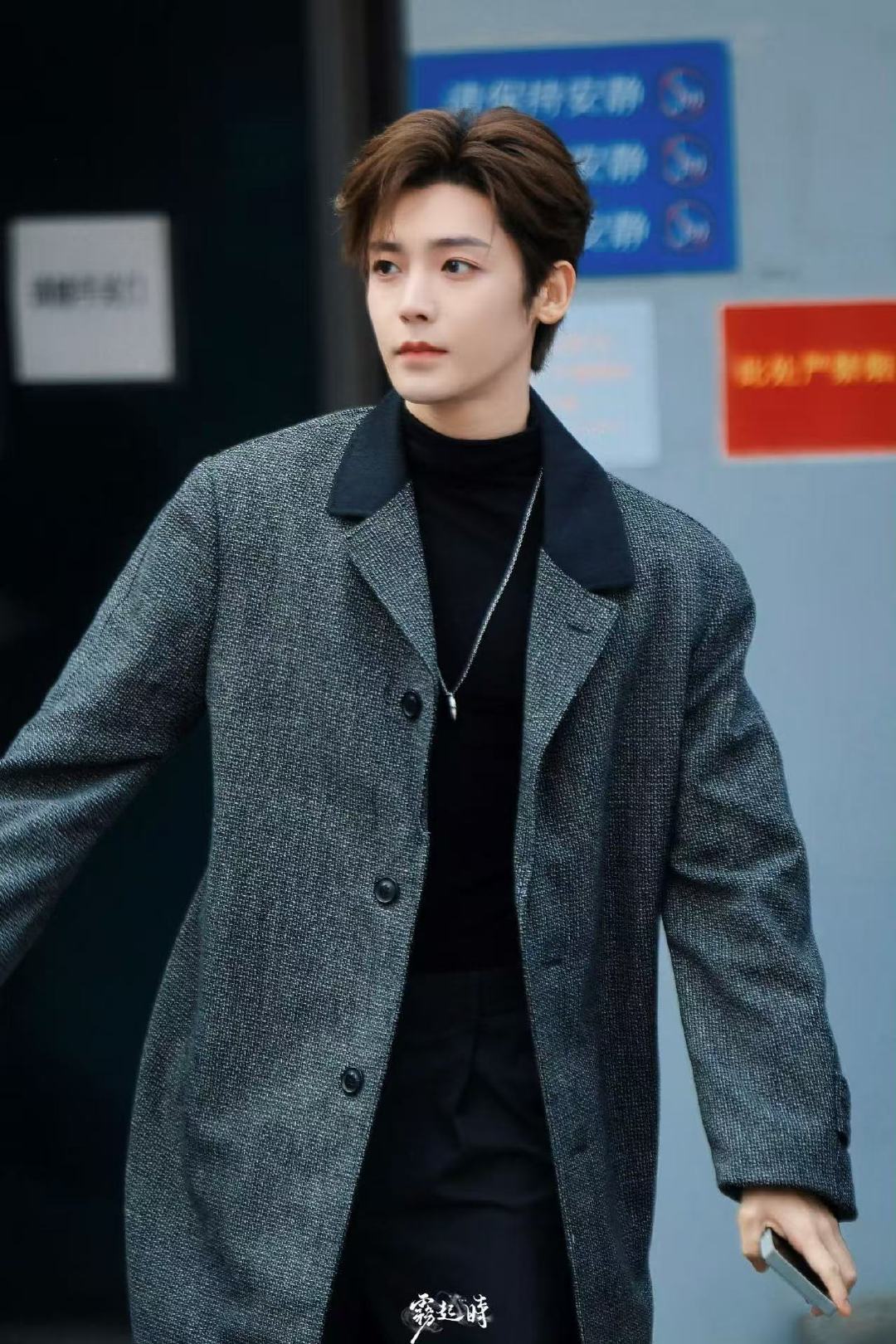 侯明昊hi6上班像在拍韩剧 侯明昊刚一睁眼就被帅一大跳！还以为这是在拍韩剧，原来