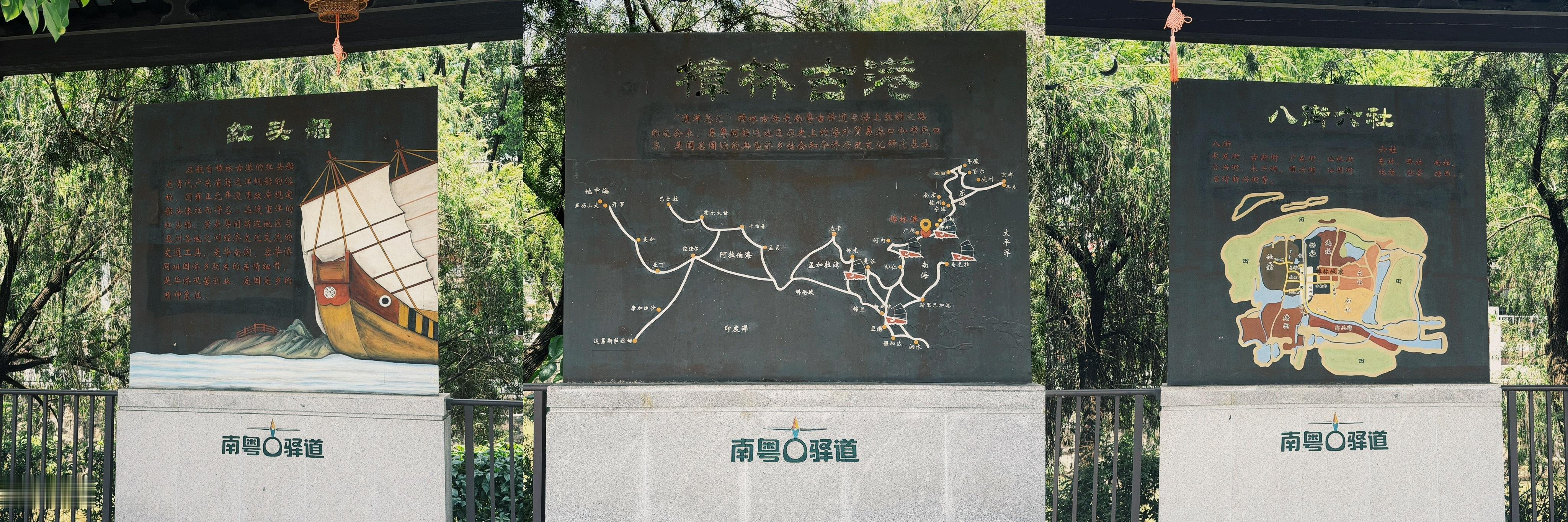 乘风伫立樟林古港河畔，复刻的红头船静泊水面，赤红船首、层叠帆面迎着晴空舒展，这艘