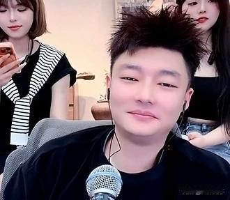 宇文泡否认被辛巴开除，澄清：主动离开辞职。

               粉丝