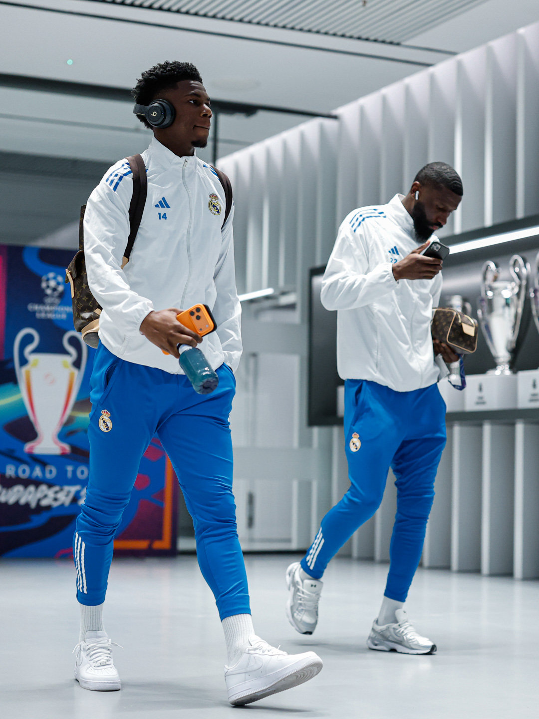 📸球队已抵达伯纳乌。欧冠联赛皇马vs拜仁