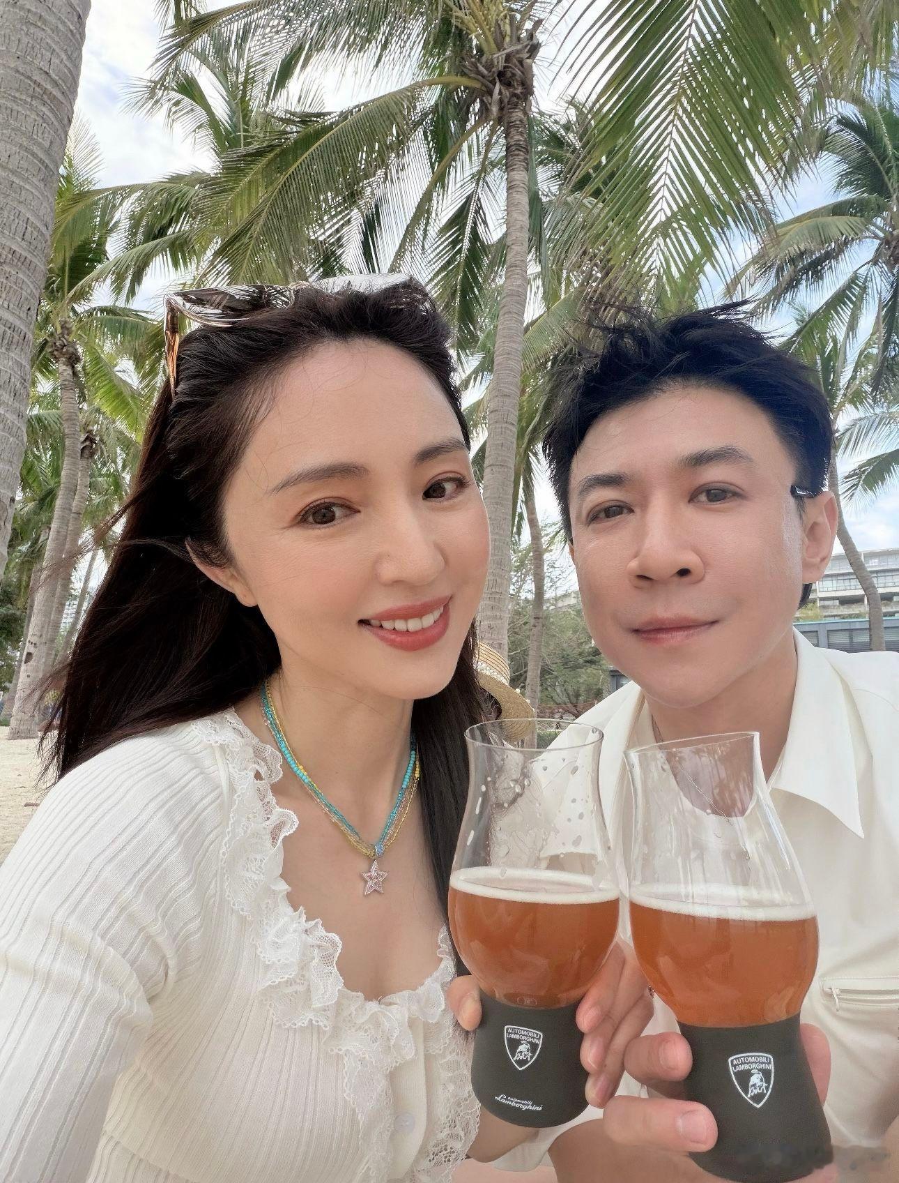 董璇和张维伊带酒窝在海南过年董璇张维伊新年撒糖，两人好有夫妻相。董璇一家三亚过年