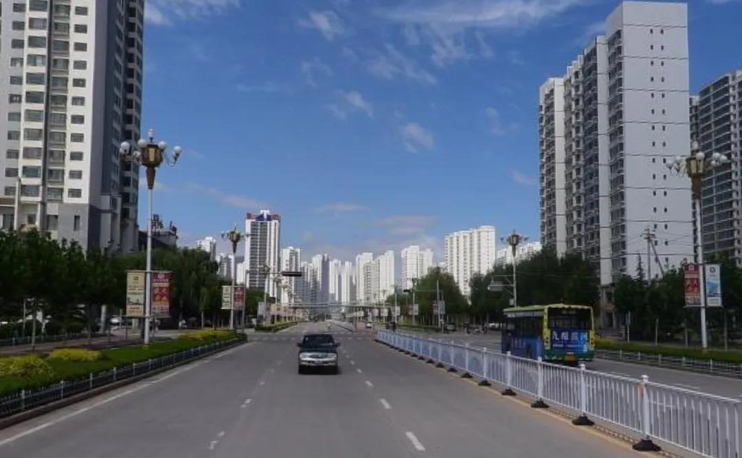 永靖县是甘肃省中部偏西南方向的一座城市，是甘肃省临夏回族自治州管辖下的一座县城。