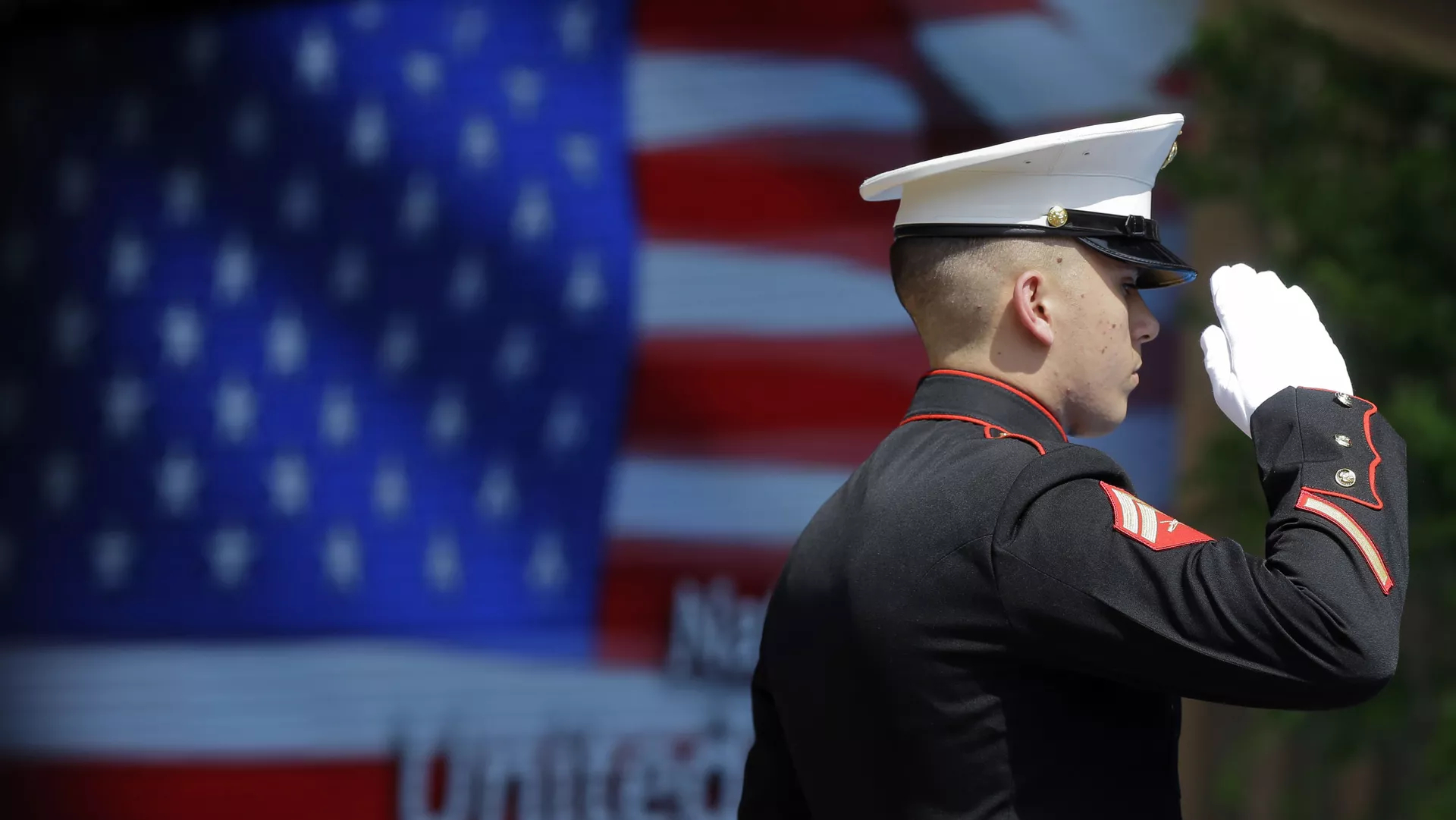 乌云密布！【军事 美军超150架军用飞机及约三分之一的海军在役舰艇集结在伊朗附近