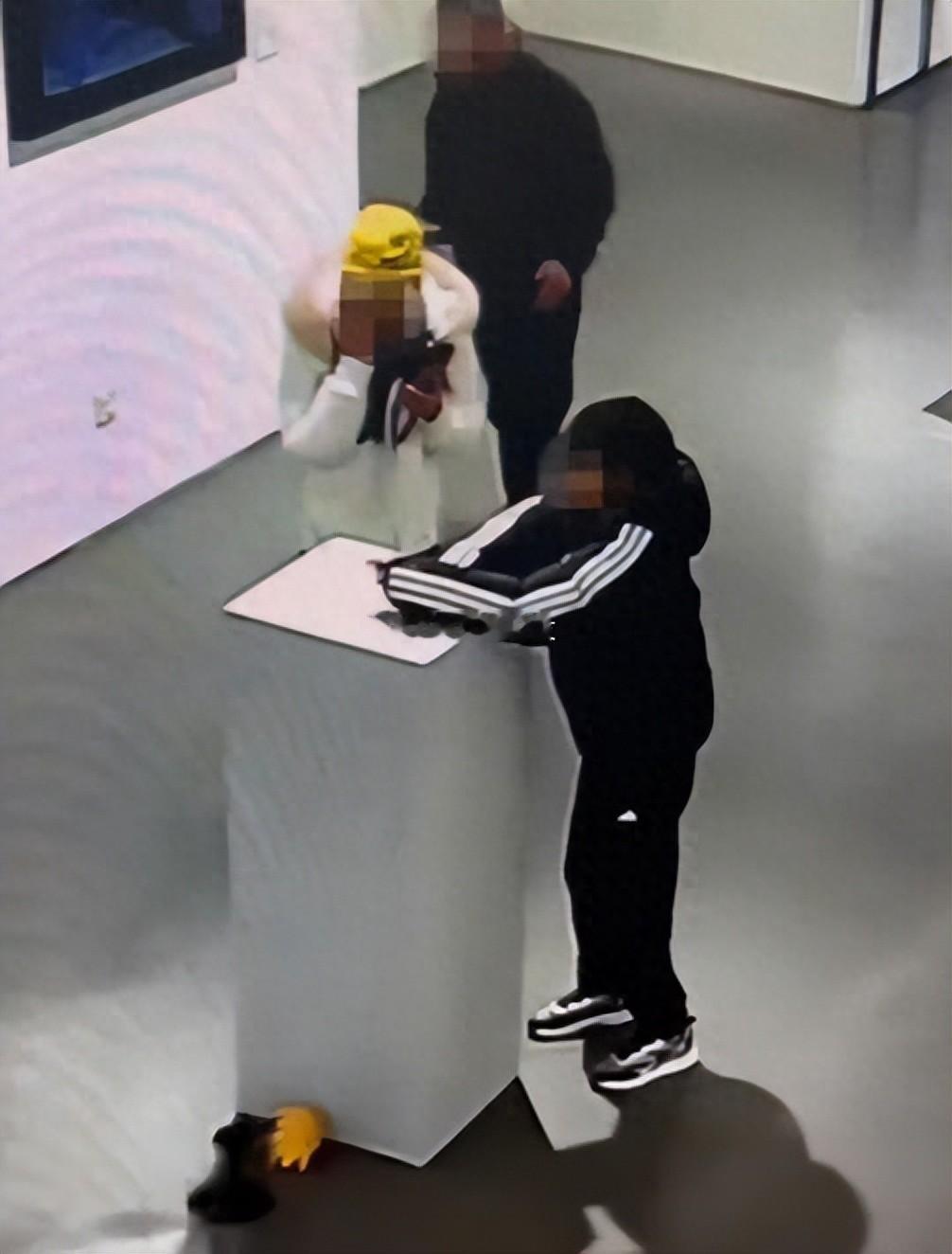 4斤黄金凤冠被毁业内称重做20万起 12月13日，拥有千万粉丝的网红张凯毅发布视