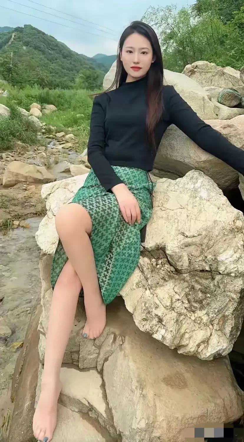 辛稼轩那首名句“我见青山多妩媚，料青山见我应如是。”此时此刻，我觉得改下才更贴切