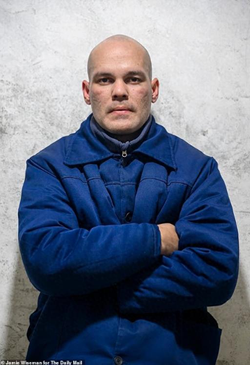 【遍地阵亡士兵！俄军外籍兵扔装备逃命，多国战俘哭诉被骗】乌克兰利沃夫战俘营中，多