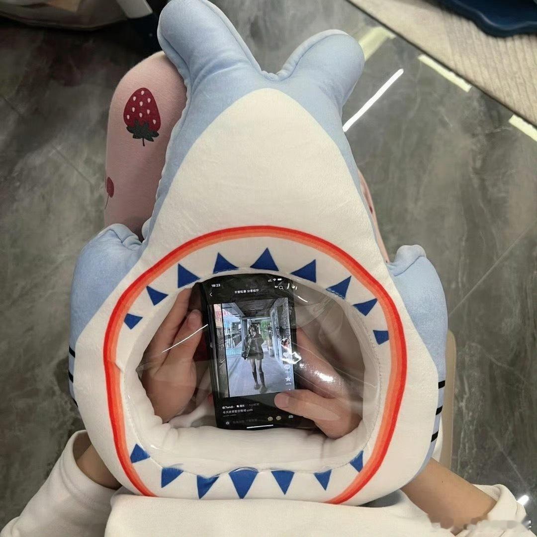 冬天不用掏手机了这个小娃娃冬天真的有用吗？感觉有点手汗就容易起雾，看不到屏幕呀！