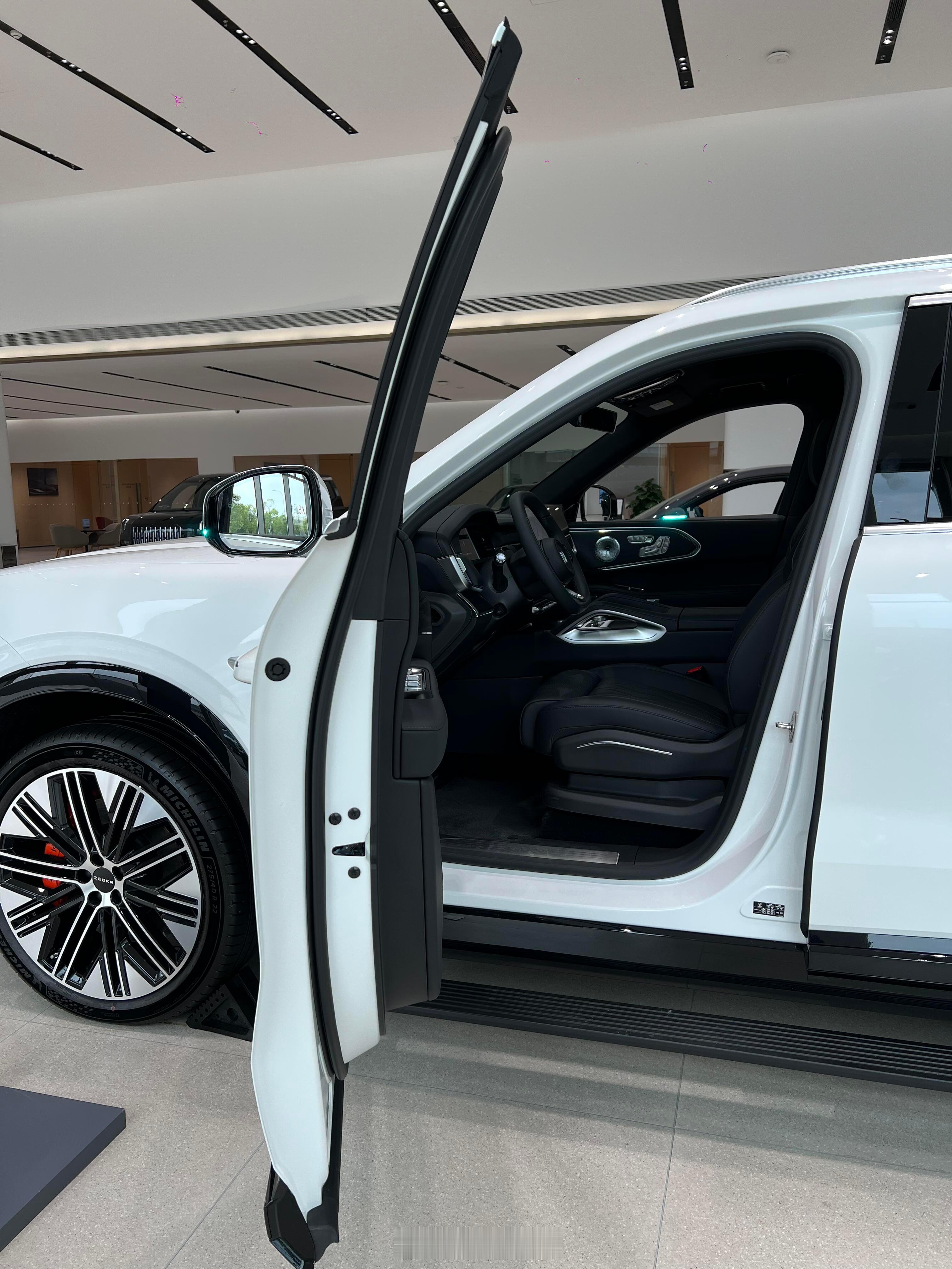 🚙 极氪 8X✅ 优点🔋 5C超充的“断档领先”：全栈800V+5C超充，1