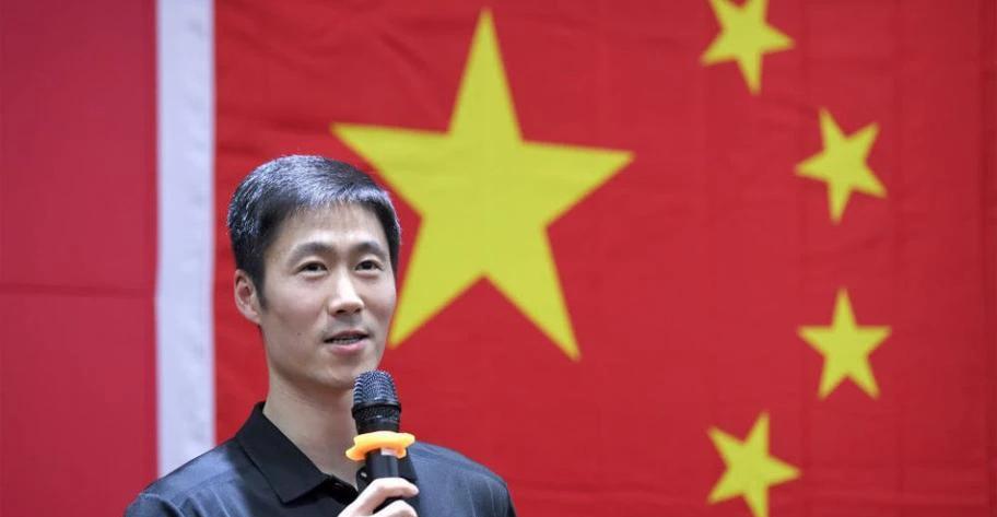 手机被锁进柜子那天，樊振东的3000万代言也一起被关掉了。

国乒训练馆门口贴着