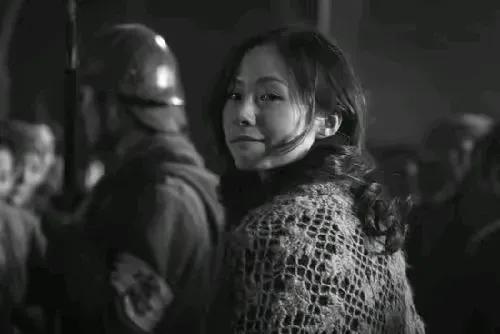1937年，日军闯进一户人家，竟然对11岁的女孩有了歹心。女孩哀求：“放了我吧，