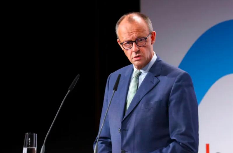 从“去风险”到“最大代表团”，德国终于算清了账
【央视网】德国总理默茨2月25日