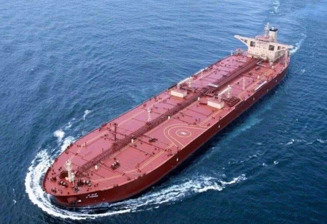 一艘装有60万桶伊朗石油的油轮，在快要抵达印度古吉拉特邦港口的时候突然转向，沿着