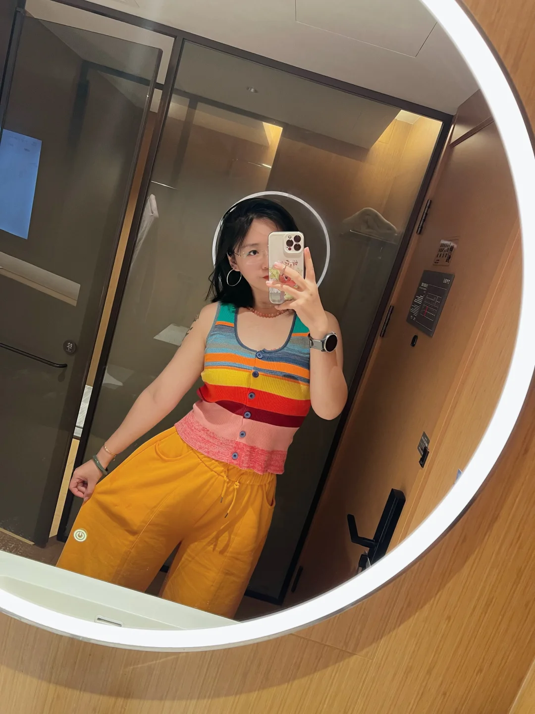 喜欢今天穿的彩色背心🥰