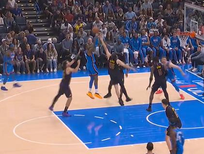 湖人开局被雷霆打停的原因唯一，里夫斯！
北京时间4月3日，湖人与雷霆的比赛刚开始