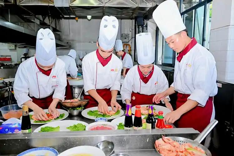 厨师的两极分化？入行前需慎重。
 
最近“高端厨子月薪1万2”的说法传得挺广，配