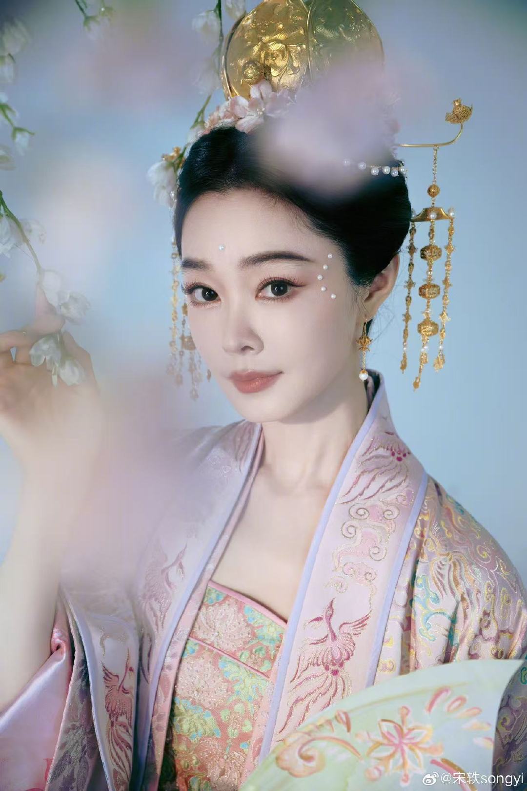 宋轶元宵簪花造型宋轶眉心珍珠妆 宋轶元宵簪花造型 