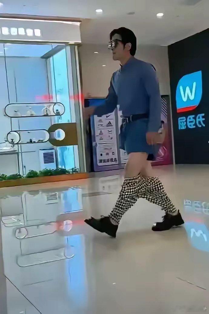 天哪，差点看走眼了，我还以为帅哥的裤子掉下来了。原来是套了一条小孩的裤子…… ​