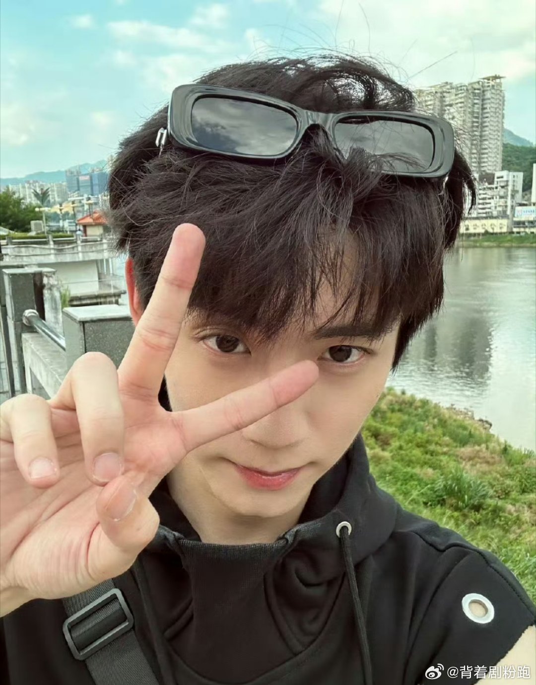 李卿网红时期照片考古到李卿网红时期的照片，果然李卿非过没丑过，从小帅到大，真的要