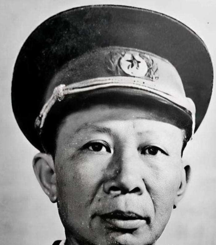 1942年，八路军周彪率机关队伍转移途中，察觉秘书故意走在外侧，还偷偷撒高粱粒。