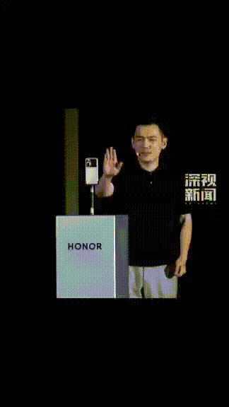 你别说，这个机器人手机的现场演示效果看上去还是挺炫酷的，确实有点机器人的意思手机