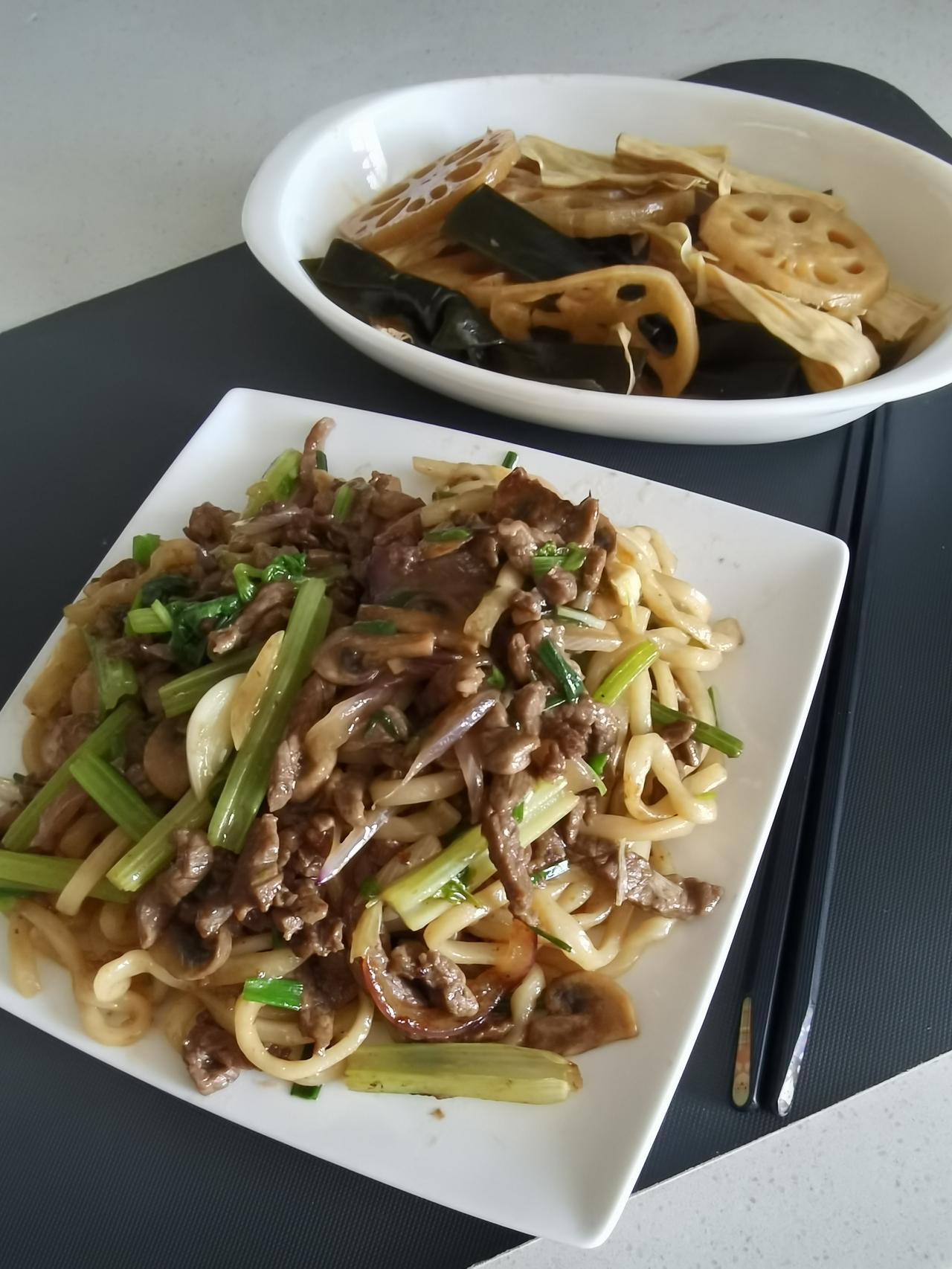 【一周午餐菜单】

周一：红烧猪爪 + 蔬菜大杂烩
周二：糟带鱼 + 蔬菜大杂烩