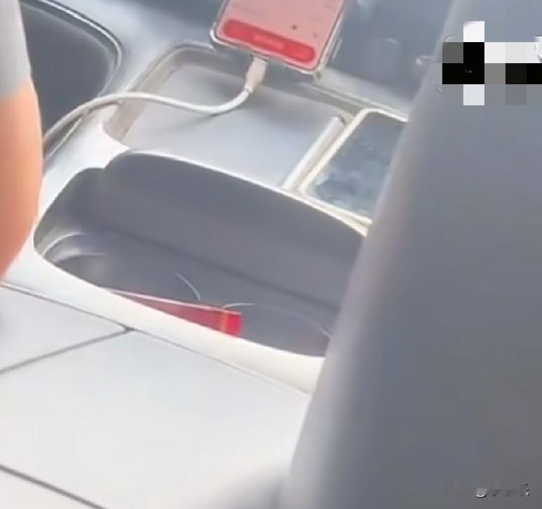 6月20日，山东临沂，一女子搭乘网约车，要求司机师傅开空调被拒，司机师傅称，女子