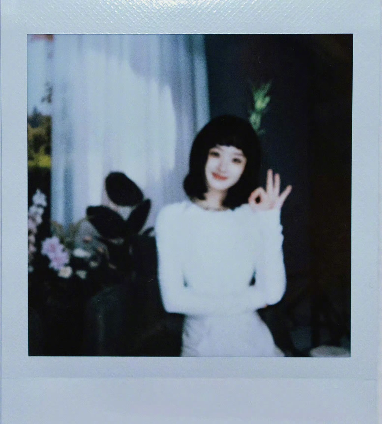 赵丽颖新发型拍立得赵丽颖短发拍立得短发颖宝这张拍立得也太乖太萌了吧！清爽又灵动，