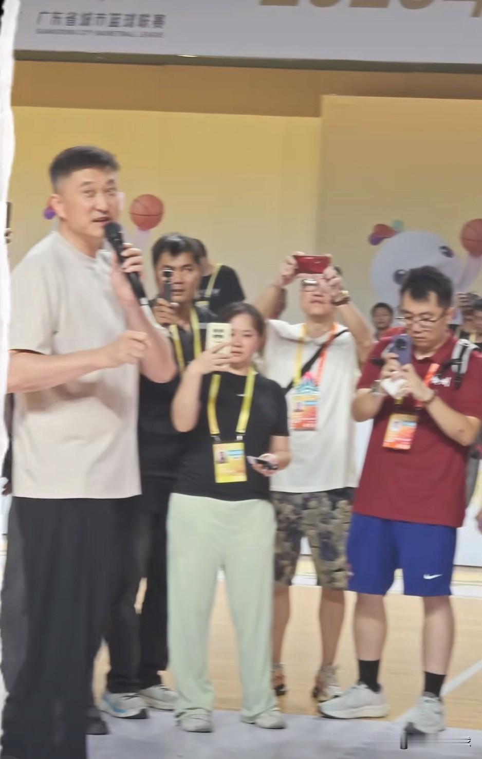 广东宏远最新消息！
广东宏远男篮夏季集训已于近期在广州二沙岛开启。杜锋因推广粤B