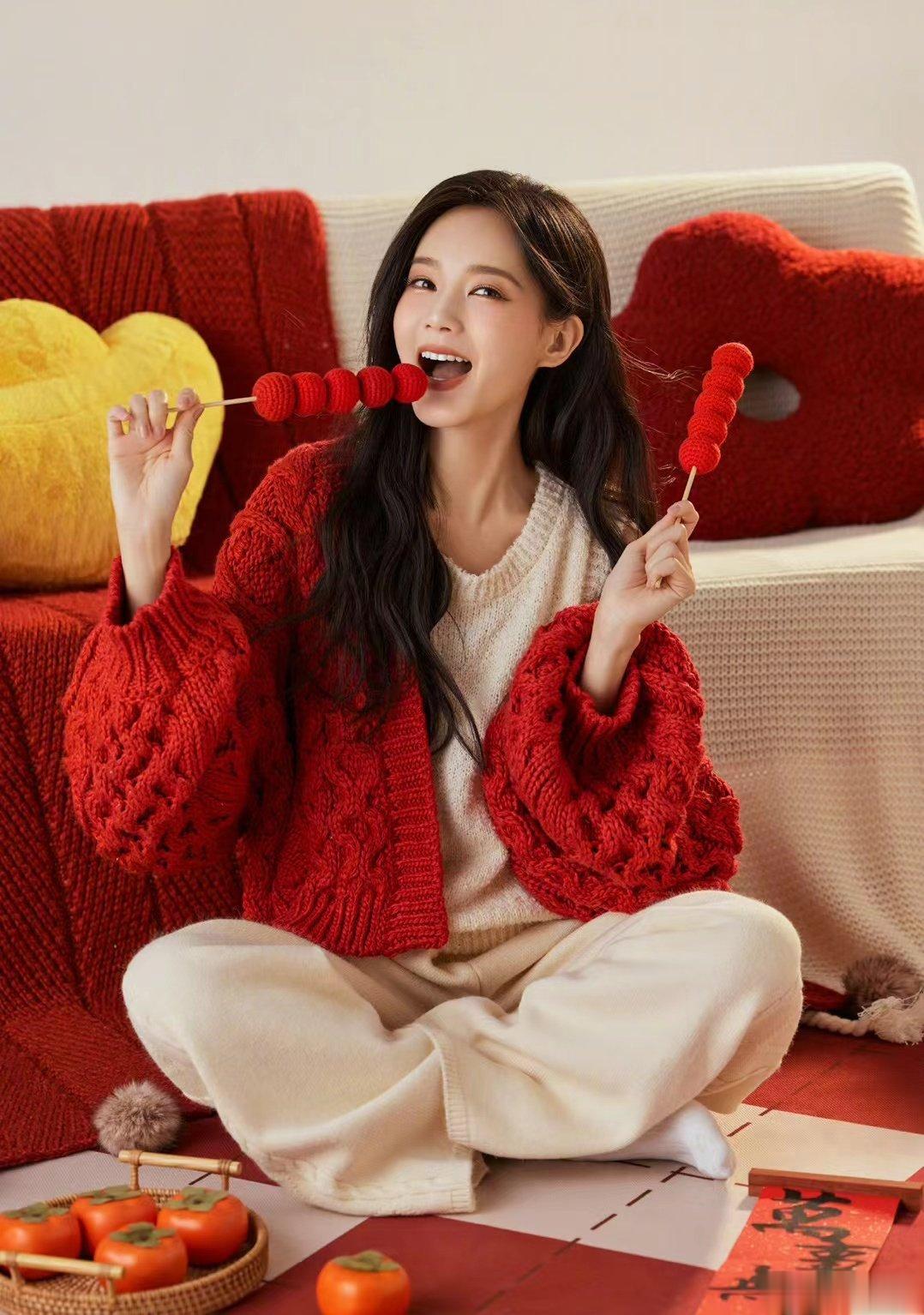 #李一桐新年营业照# 李一桐的新年营业照也太有氛围感了吧[打call]又喜庆又美