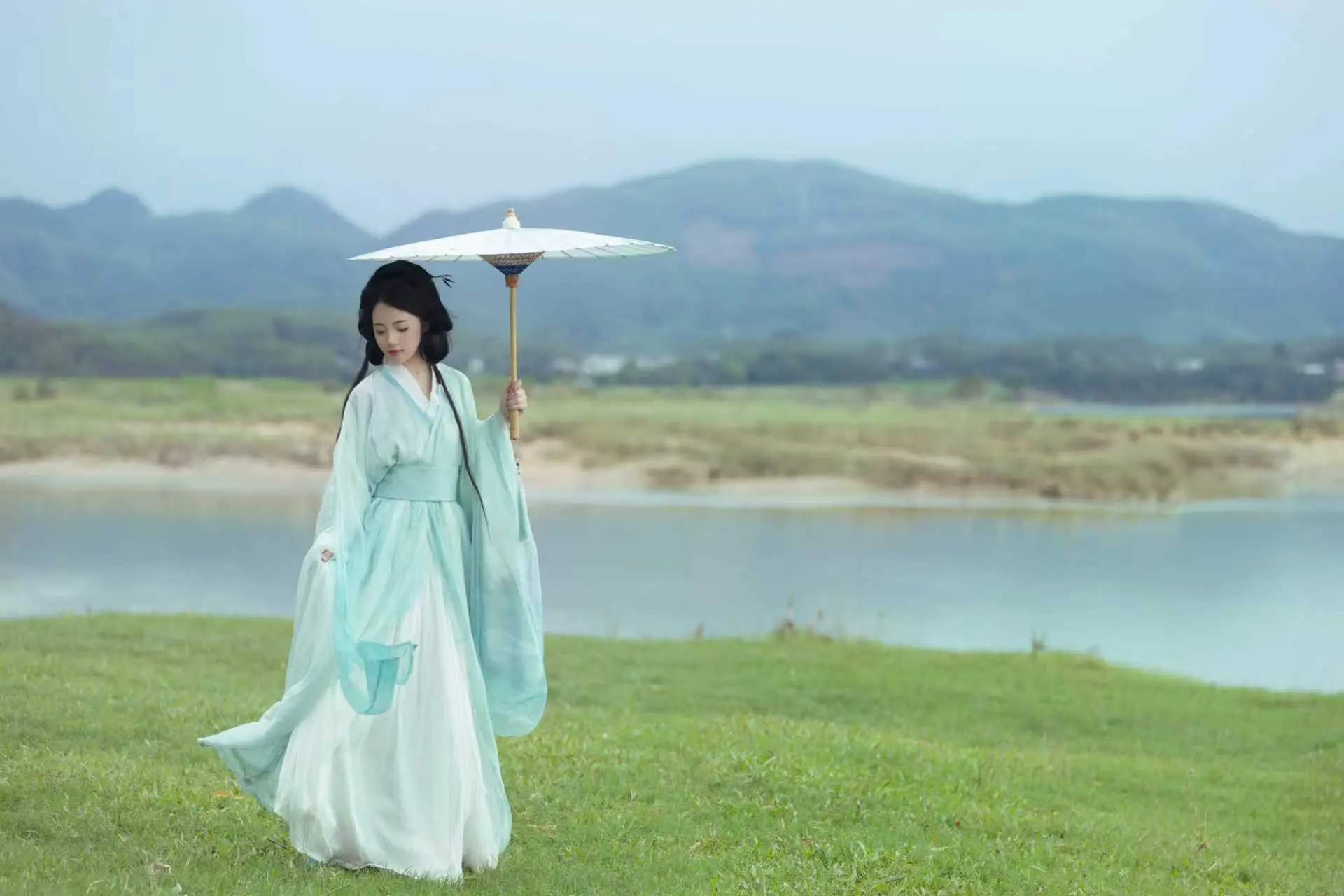 云千重，水千重，身在千重云水中。