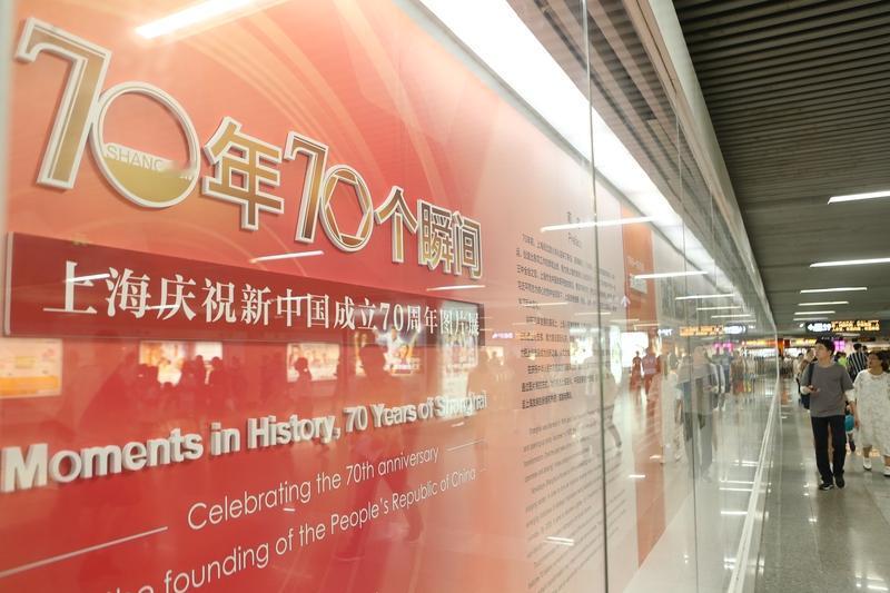 11月25日晚网上疯传一段视频，上海地铁车厢里多名外籍人士吃馅饼，网友称满车厢咖