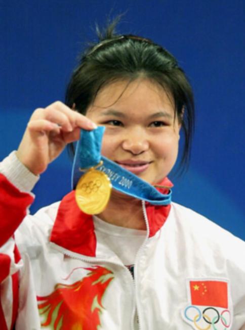 2003年，奥运冠军陈晓敏，退役后却339万卖掉所有金牌，随后一转身，她带着家人