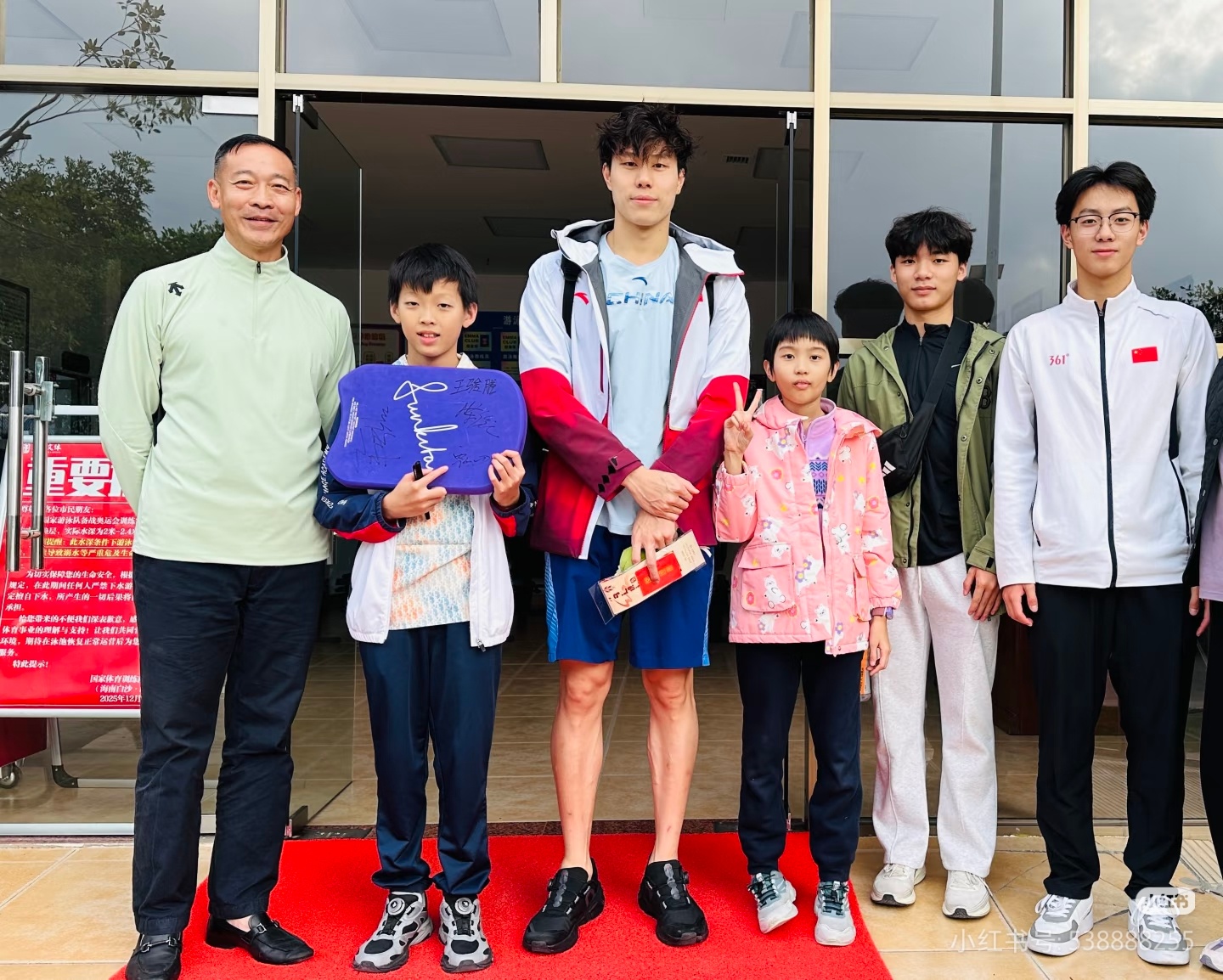 谭海燕是不是偷了所有人的防晒霜抹自己身上了 