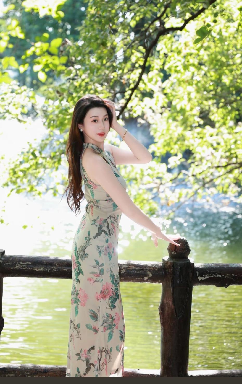 女神户外美照分享东湖之畔，阳光明媚，绿水波澜，美女如云。