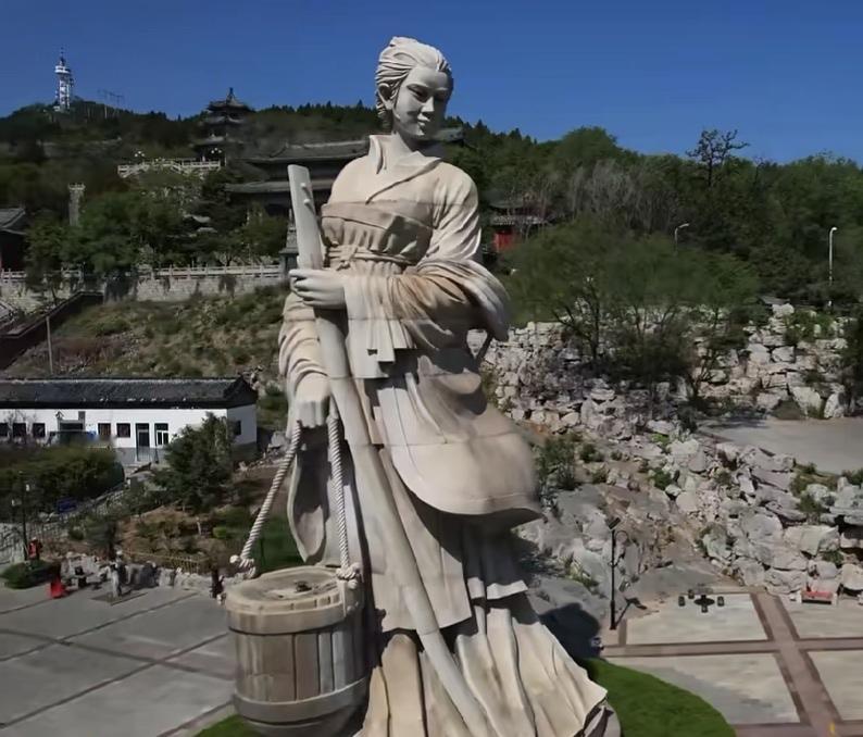 以她的名字，古时命名了这座城。因为她，这座城被称作“孝乡〞。今天，这座塑像成了这