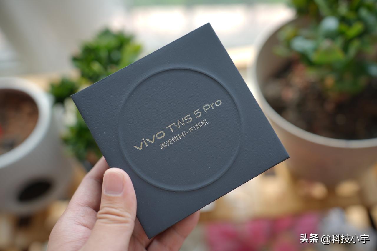 这两天用vivo TWS 5 Pro，有点被惊艳到了，首先说降噪，绝对是第一梯队