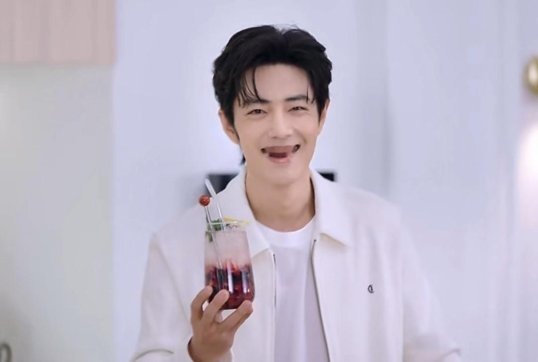 老公副业又加一，小面包和饮品正好可以一起卖！😄 肖战携手安吉尔两周年