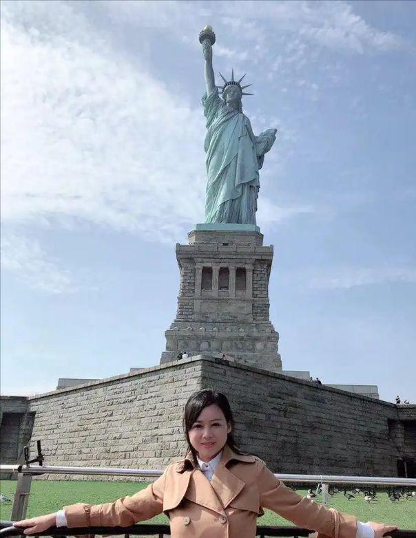 周君红在美国发了一份反华声明，要求中国归还她父家、母家当地主时拥有的财产。在她看