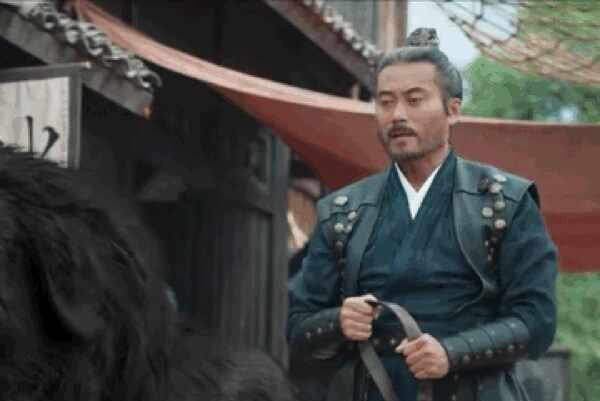 原来这里有伏笔
重刷第11集发现纪阿大在码头被黑丝豹扑杀时，手上就是在盘核桃。当