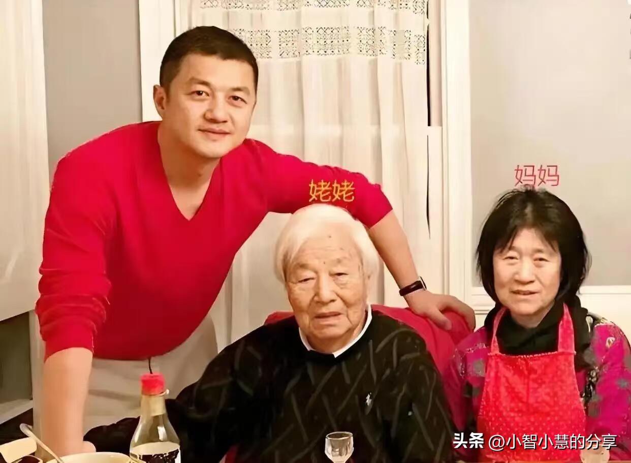 这李亚鹏和妈妈、姥姥的一张合影，李亚鹏的颜值遗传了妈妈的，但眼睛炯炯有神，比妈妈