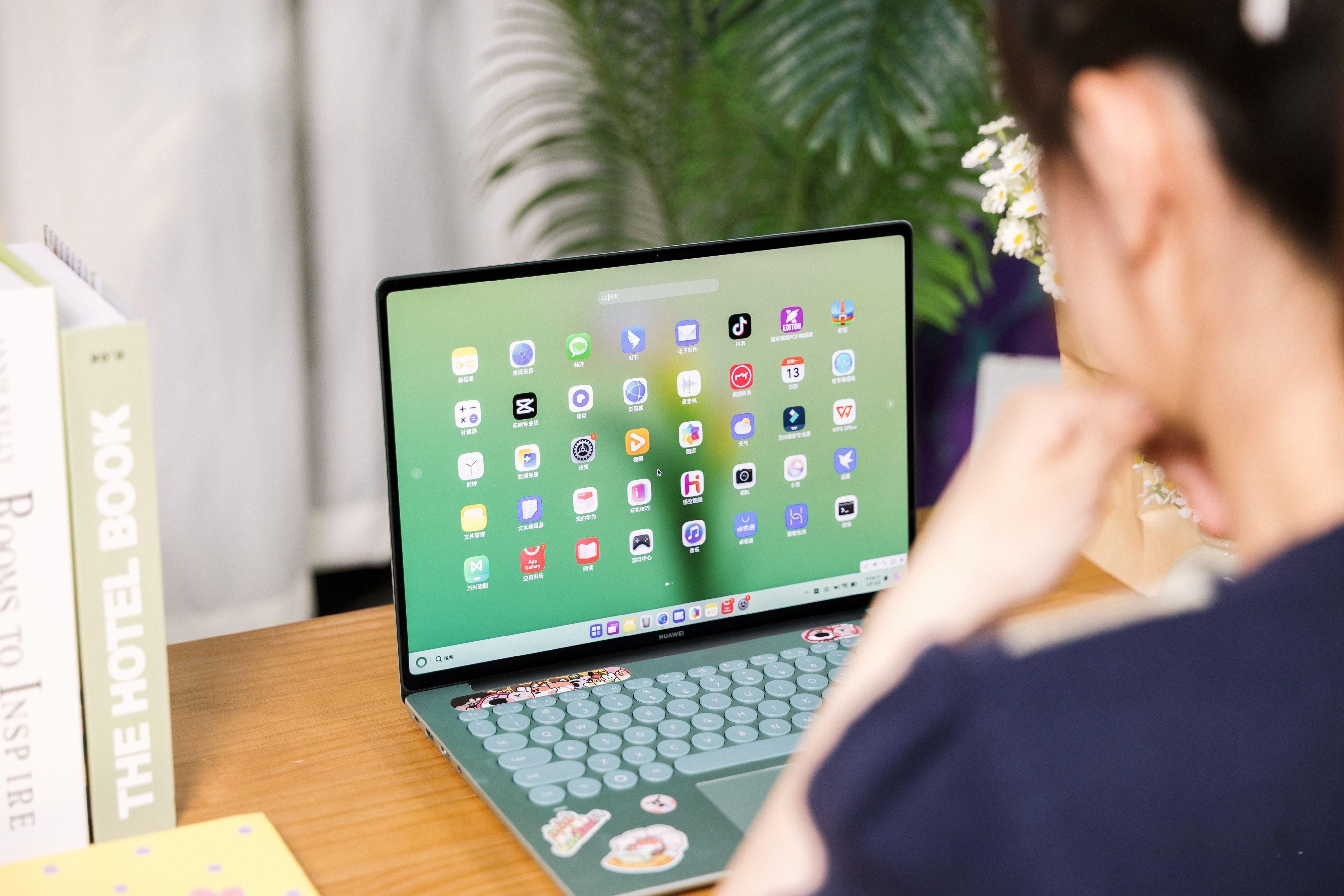 华为官宣全新鸿蒙电脑 绿色配色真的很吸睛，可以说是诚意满满！再搭配圆键盘外观，这
