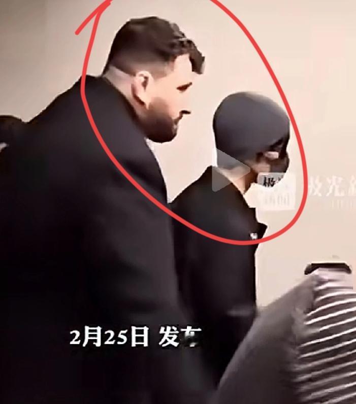 肖战在米兰外国男保镖，身形壮如山，身高至少2米，块头大得至少200斤，1米83的