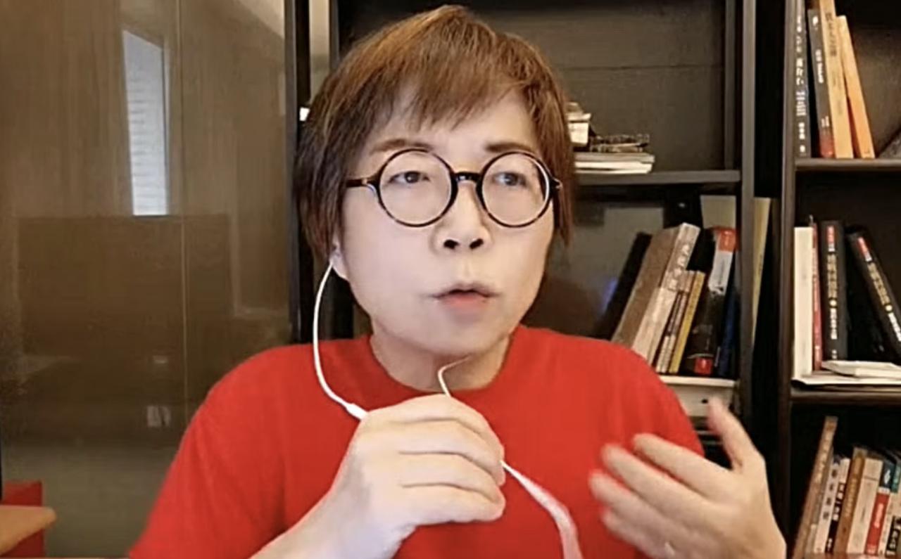黄智贤硬刚邱毅？呛：我跟邱毅从来不是同一个阵营的

不少网友发现，黄智贤现在的火