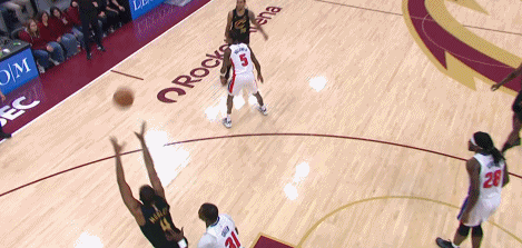 真帅啊……莫布里这个陀螺转身太丝滑了！
莫布里脚步真灵活，机动性太好了。接队友高